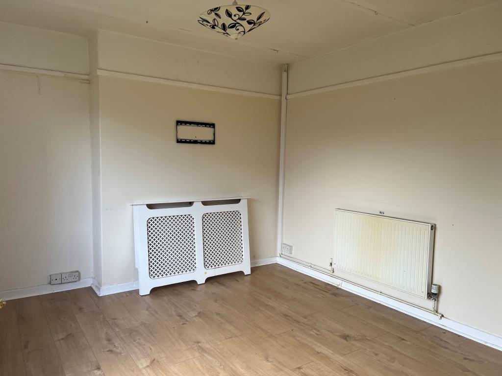 Lot: 47 - END-TERRACE HOUSE WITH GARDENS FOR UPDATING -